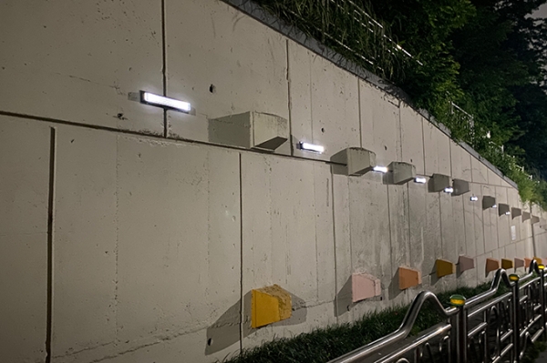 ▲ 부천동중학교 옹벽을 활용해 고밀도 태양광 LED등은 설치한 모습.