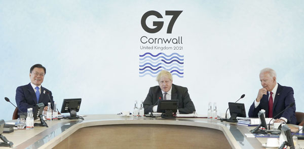 문재인 대통령이 12일(현지시간) 영국 콘월 카비스베이에서 열린 G7 확대회의 1세션에 참석해 영국 보리스 존슨 총리의 발언을 듣고 있다. 왼쪽부터 문 대통령, 영국 보리스 존슨 총리, 미국 조 바이든 미국 대통령.