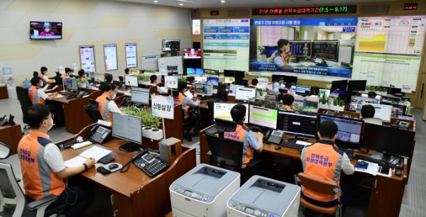 [사진설명]한국전력 직원들이 7월21일 한전 본사 재난종합상황실에서 전력수급 비상훈련을 시행하고 있는 모습