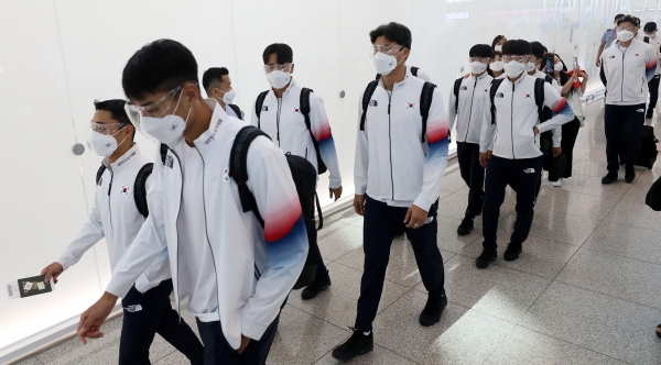 ▲ 올림픽 축구대표팀이 17일 오전 인천국제공항을 통해 도쿄 올림픽이 열리는 일본으로 출국하고 있다.