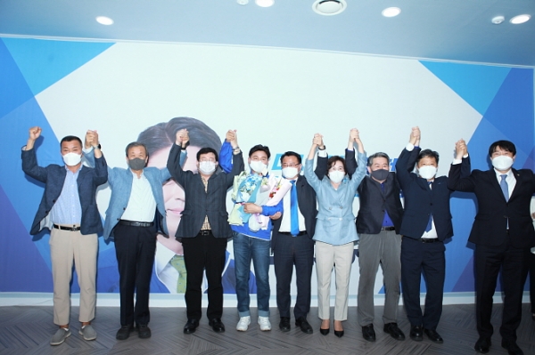 ▲ 조용익 후보가 부천의 국회의원들과 함께 화이팅을 외치고 있다.