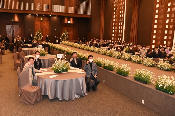참석자 전체 사진(무대아래)