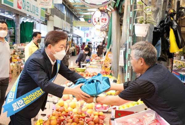 박승원 광명시장은 2022년 9웚 6일 광명전통시장과 새마을시장을 방문해 추석맞이 물가체험 및 민생경제 회복 캠페인에 참여했다.