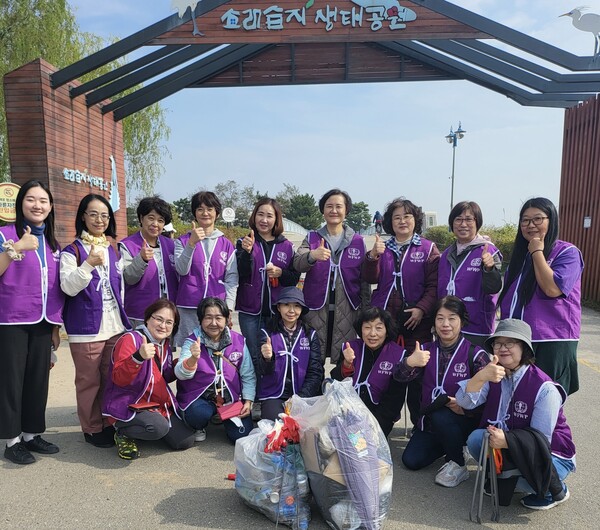 ▲세계평화여성연합 인천시지부 회원들이 지난 24 ‘유엔의 날’을 맞아 인천시 남동구 논현동 소래습지생태공원에서 환경정화 봉사활동을 마치고 기념촬영을 하고 있다. 사진=여성연합 인천시지부