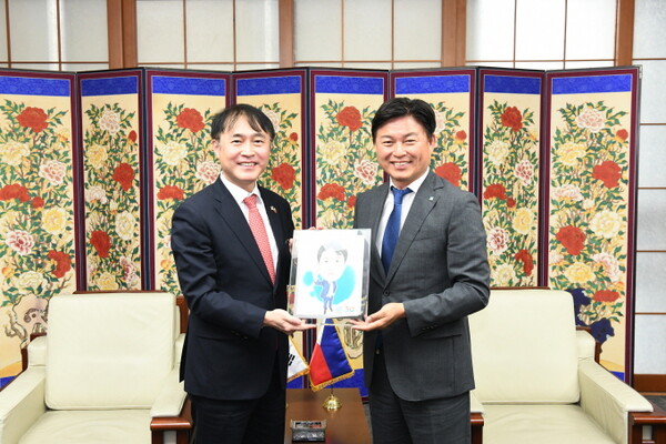 조용익 부천시장(오른쪽)과 이상화 주필리핀 대한민국 대사