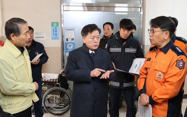 박승원 광명시은 지난 10일 ‘생생소통현장’의 일환으로 노후 공동주택 화재 예방 안전 점검에 나섰다