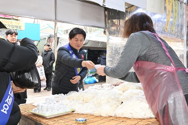 조용익 부천시장이 시장 내 점포에서 온누리상품권으로 물품을 구매하는 모습