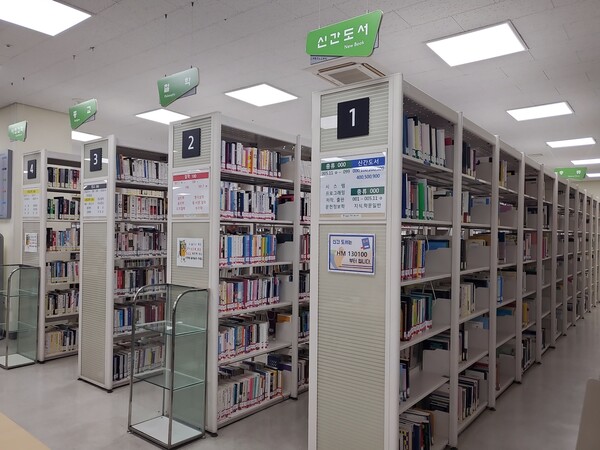 광명시 철산도서관은 시민 독서문화 증진을 위해 올해 총 1만 3천여 권의 장서를 확충한다