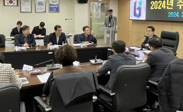 우종선 원미구청장이 ‘2024년 주요업무계획 보고회’에서 시·구·동 상호 협력을 당부하고 있다.
