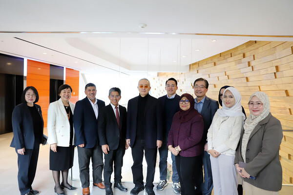 ▲ 차병원을 방문하고 있는 말레이시아 정부 관계자들 