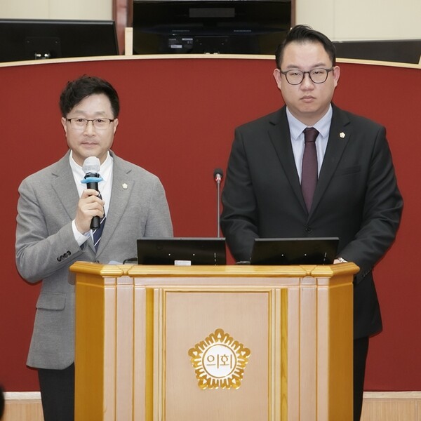 결의안 제안설명 중인 김주삼, 김건 의원