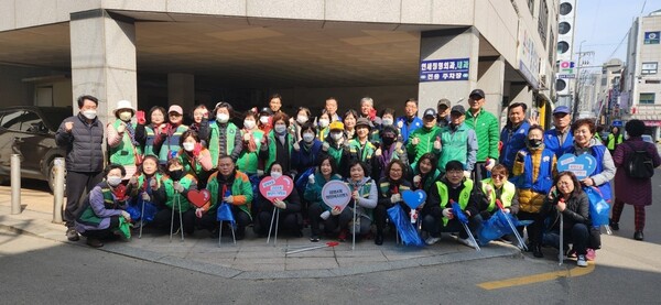 광명시 광명4동 행정복지센터는 22일 봄맞이 대청소를 실시했다