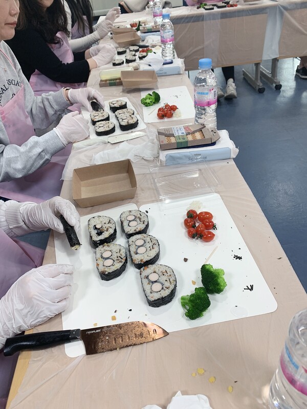 부천시 ‘영양플러스’ 요리 교실 참여자들이 캐릭터 김밥을 만들고 있다