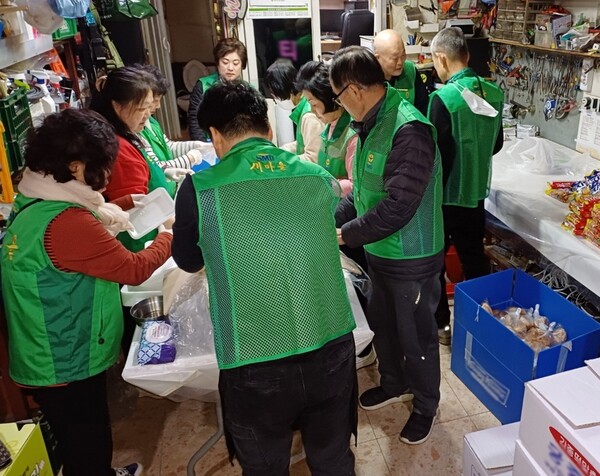 중동 새마을협의회·부녀회원들이 취약계층에 전달할 식료품 선물 보따리를 만들고 있다