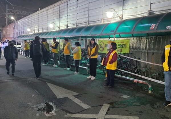 부천시 원미구(구청장 우종선)는 지난 12일부터 26일까지 역곡역 주변 담배꽁초 무단투기 특별 단속을 실시했다