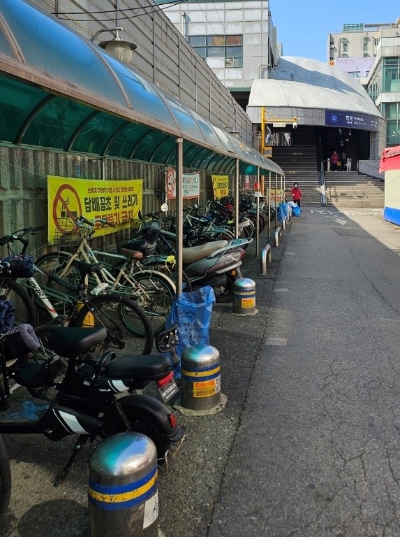 무단투기 특별 단속 이후 깨끗해진 역곡역 2번 출구 자전거 보관대 주변 모습
