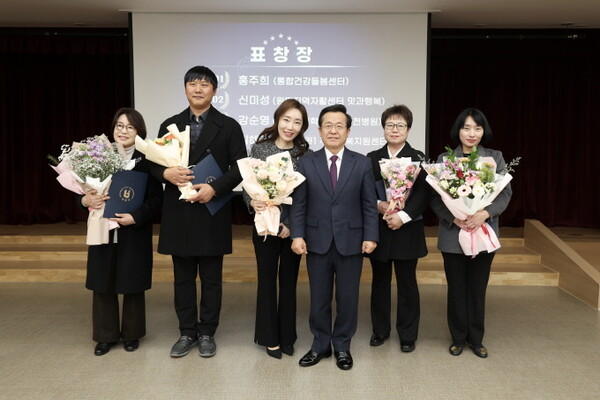 송재환 부천시 부시장(왼쪽에서 네번째)이 통합돌봄 유공자에게 표창을 수여하고 함께 기념촬영을 하고 있다