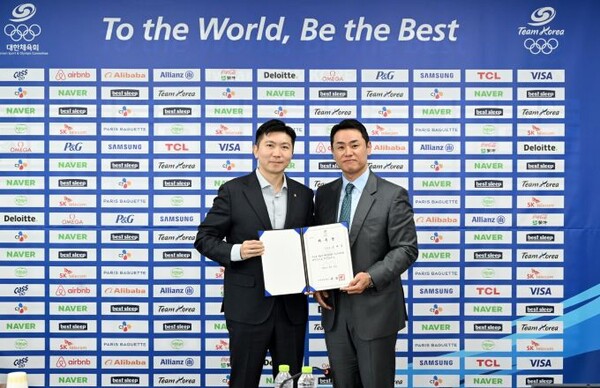 지도자위원회 위원장 위촉식 사진_(왼쪽부터)유승민 회장, 송대남 위원장