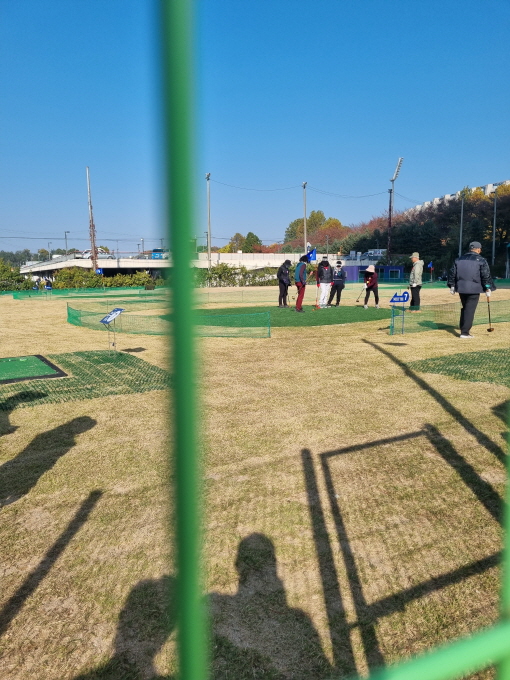 ▲ 종합운동장 옆 구 야구장에 조성된 파크골프장을 이용중인 시민들.