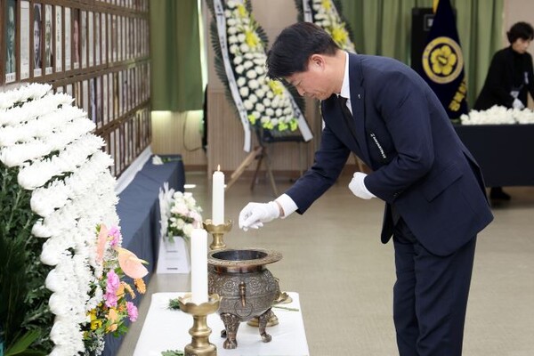 조용익 부천시장 헌화를 하고 있다