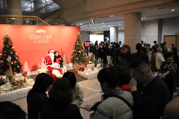 포토존에서 사진 찍은 안산 시민들