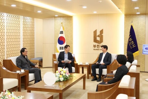 조용익 부천시장과 황원경 씨  기부금 전달식 관계자들이 담소를 나누고 있다